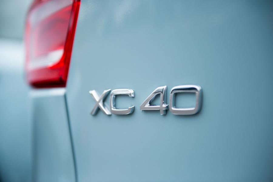 Логотип Volvo XC40 T4 Momentum 2018 года  (JP) (фото 13 из 13)